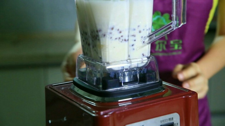 红豆香蕉酸奶,将上述的红豆和香蕉一起倒入惠尔宝料理杯内。
