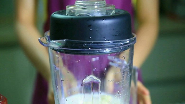 红豆香蕉酸奶,然后倒入<a style='color:red;display:inline-block;' href='/shicai/ 885'>酸奶</a>和饮用水。