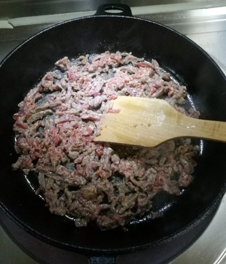 鸡蛋牛肉卷,起油锅，翻炒牛肉丝至3成熟。