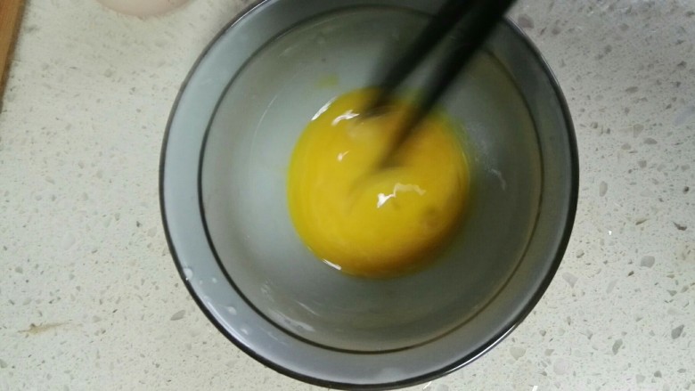 蓝莓山药泥配蛋羹米糊,蛋黄先打散