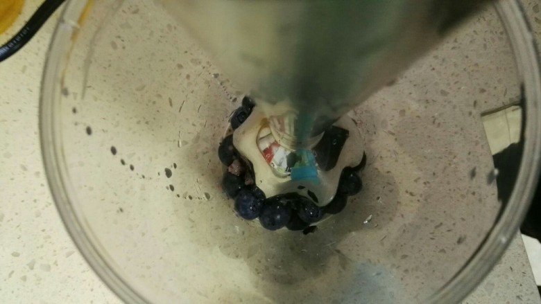 蓝莓山药泥配蛋羹米糊,蓝莓用料理棒打成泥