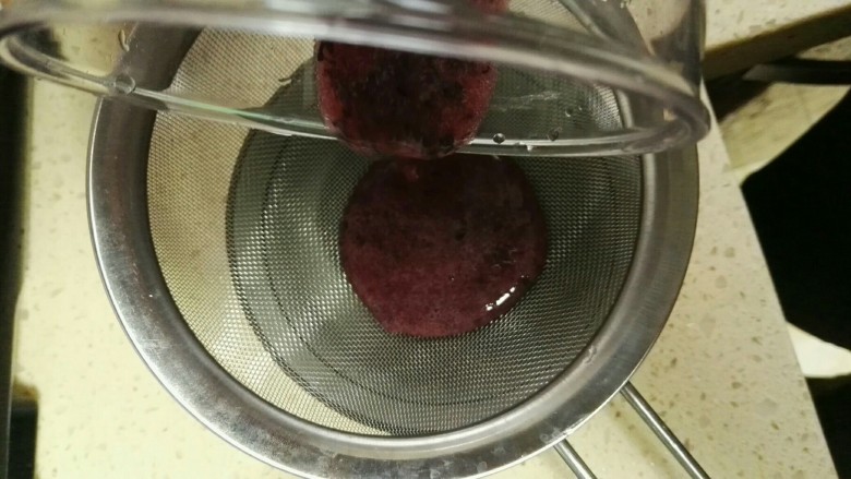 蓝莓山药泥配蛋羹米糊,蓝莓过筛，去除籽和皮