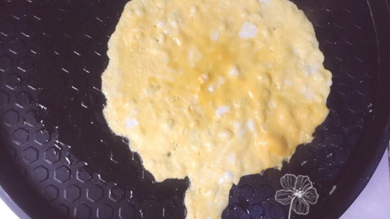 宝宝创意餐--好伙伴,倒入蛋液,做出树的模样。