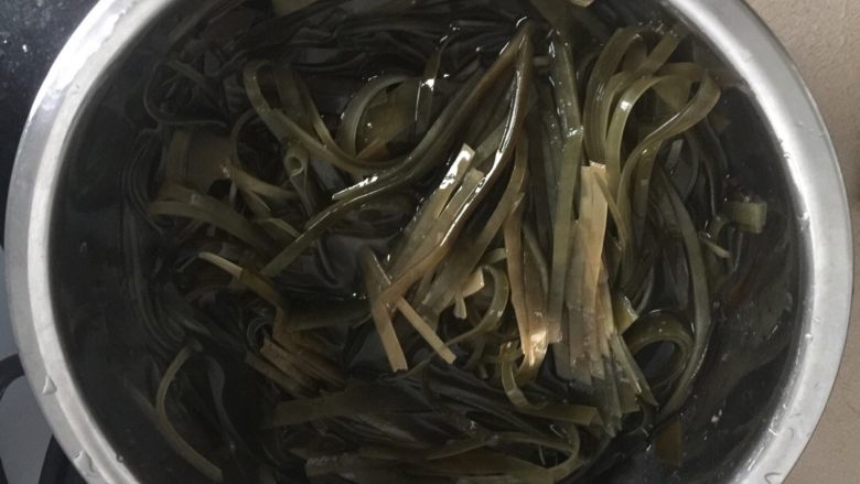 凉拌海带,用水再冲洗一遍。