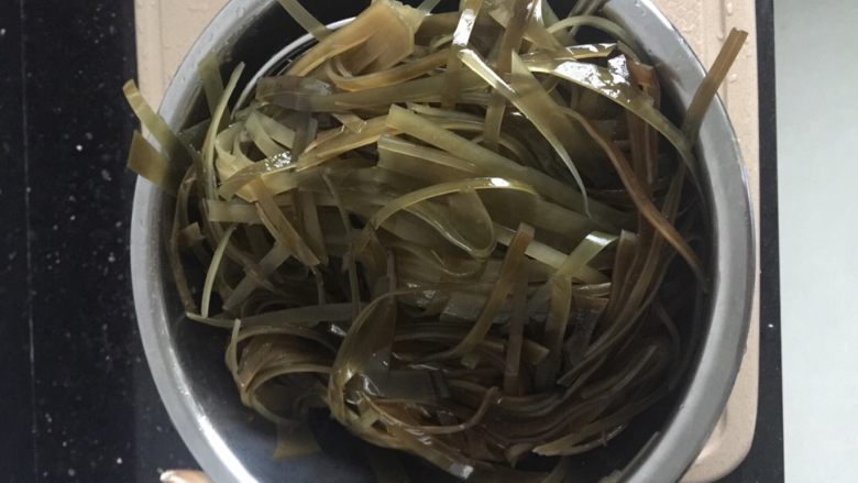 凉拌海带,鍋内加入适量水，放入盐，水烧开后，放入海带丝，煮5分钟，捞出放入已滚开过的凉水中。再捞出沥干水分。