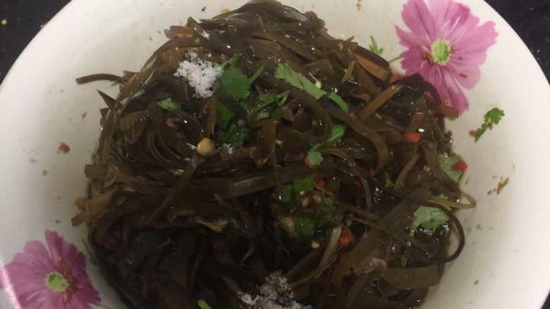 凉拌海带,把香菜，蒜，辣椒过下凉开水，然后香菜切段，蒜瓣切成蒜泥，辣椒切碎，碗里放入<a style='color:red;display:inline-block;' href='/shicai/ 851'>橄榄油</a>，蒜末，辣椒末，<a style='color:red;display:inline-block;' href='/shicai/ 692'>酱油</a>，醋，<a style='color:red;display:inline-block;' href='/shicai/ 10588'>糖</a>，放入海带丝，加入<a style='color:red;display:inline-block;' href='/shicai/ 3738'>芝麻油</a>，加入香菜。充分搅拌即可盛盘。