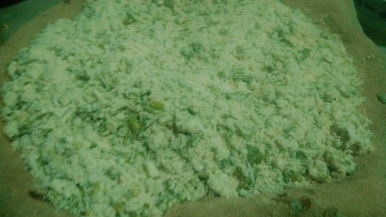 芹菜麦饭,锅里加冷水,将笼布打湿铺在锅里把搅拌好的麦饭倒进去,记得不要铺的太厚不容易蒸熟,分几层蒸的也快点