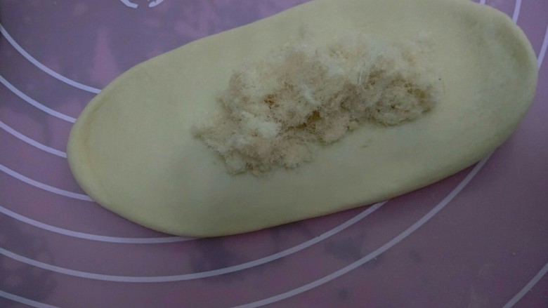 芝士肉松包,拿一份面团擀开,加入肉松