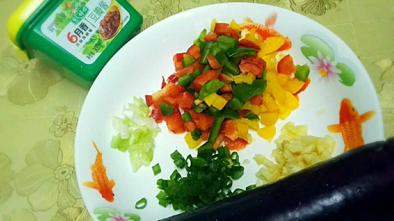 蒜香手撕蒸茄子,材料准备好