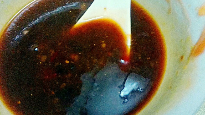 蒜香手撕蒸茄子,倒入适量的清水,搅拌好