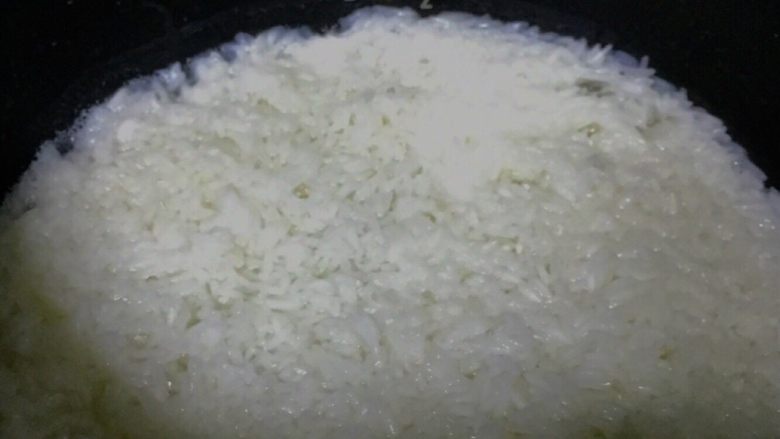鸡翅鱼蛋香肠电饭煲焗饭,电饭煲煮饭、米水里加适量盐和<a style='color:red;display:inline-block;' href='/shicai/ 714'>鱼露</a>。