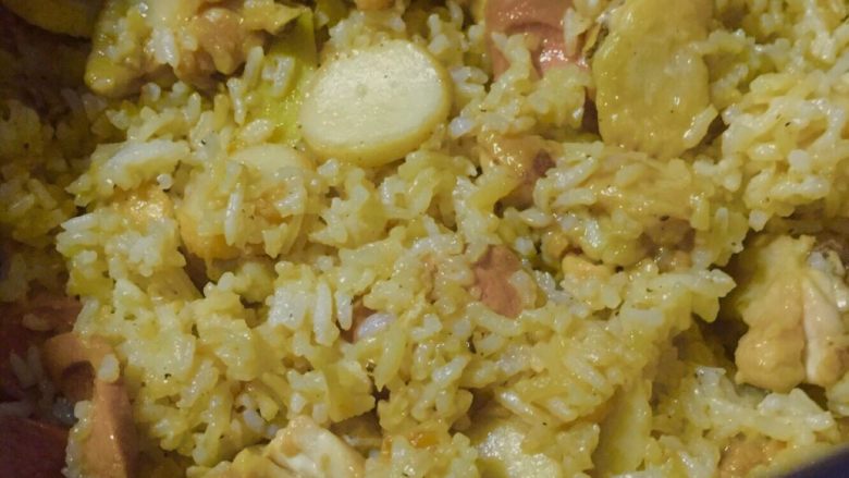 鸡翅鱼蛋香肠电饭煲焗饭,等电饭煲提示煮好饭之后再保温焖个10分钟,然后搅拌均匀~