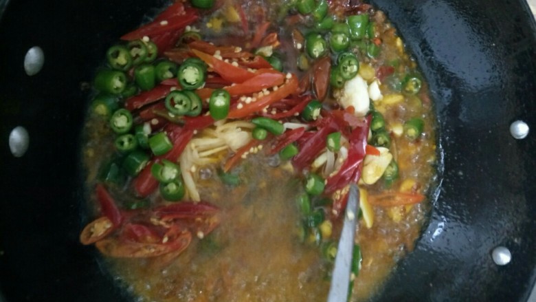 四川麻辣肥肠,热锅放油,油热后,加入姜,蒜,青红辣椒,花椒,盐,豆瓣