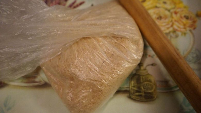 6寸草莓酸奶慕斯蛋糕超简单,擀面杖碾碎消化饼干备用