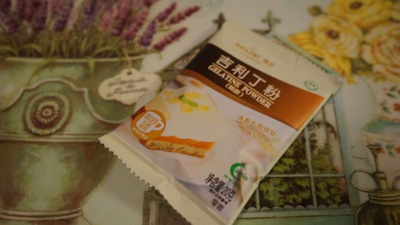 6寸草莓酸奶慕斯蛋糕超简单,吉利丁粉提前放点<a style='color:red;display:inline-block;' href='/shicai/ 219'>牛奶</a>软化