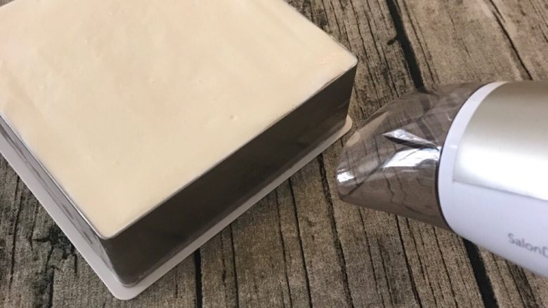 6寸草莓酸奶慕斯蛋糕超简单,充分凝结的蛋糕体从冰箱取出,电吹风出场……小心沿边缘吹暖,促进脱模……