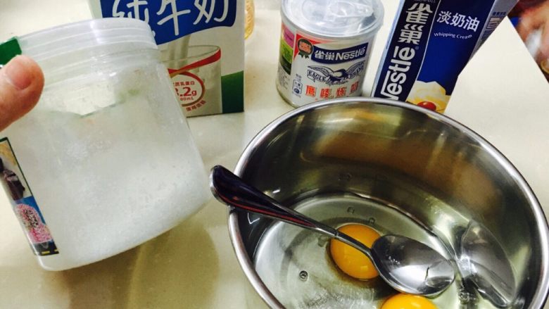 蛋挞,将所有准备好的材料，一起加入容器搅拌均匀