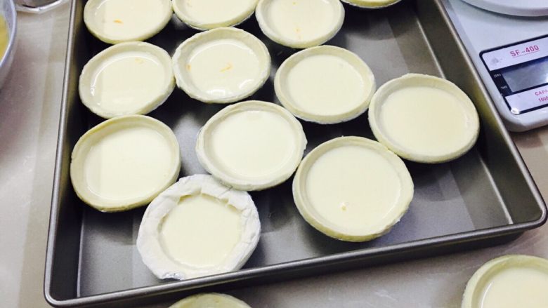 蛋挞,将打好的挞液倒入 ，7至8分满即可，不要太满噢~太满就益出来了