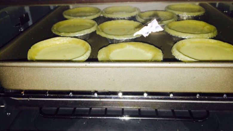 蛋挞,待15分钟之后，再放入中层烤8分钟。这时候 最后几分钟要注意观察，因为每家烤箱温度不同，烤至颜色上色即可啦