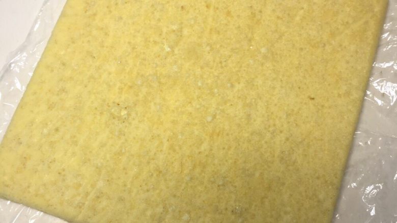 纯白蛋糕卷 ,"将烤好并冷却的蛋糕,反过来
"