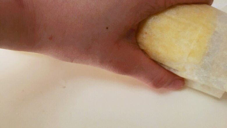 纯白蛋糕卷 ,卷好定型10分钟即可