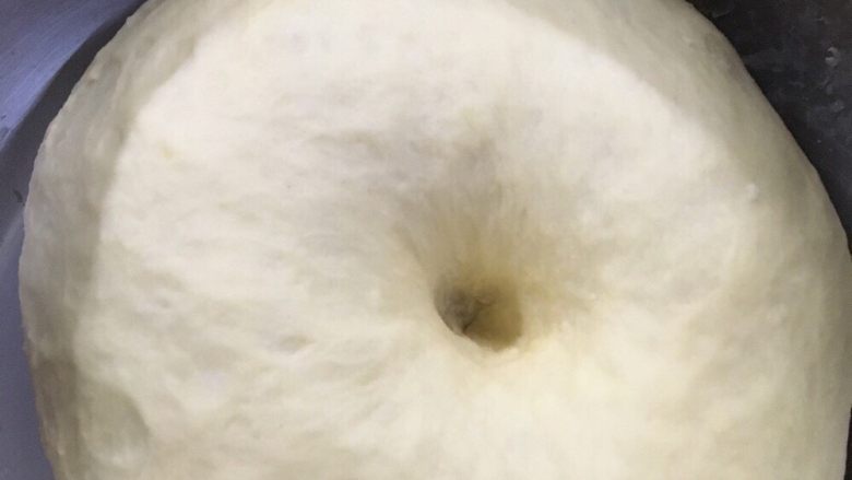 火腿面包,面团发酵至两倍大,用手按下去有弹性且周围面团不塌陷