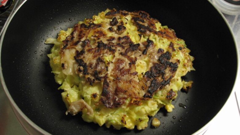 日本大阪烧,翻入大的平底锅继续煎到两面焦黄
如果觉得饼底没有煎好可以再次翻身煎一下,煎至自己满意为止
