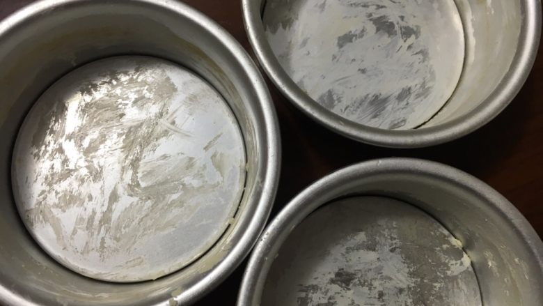 黄桃酥粒堡,趁着揉面,把模具用黄油抹一遍,防沾处理