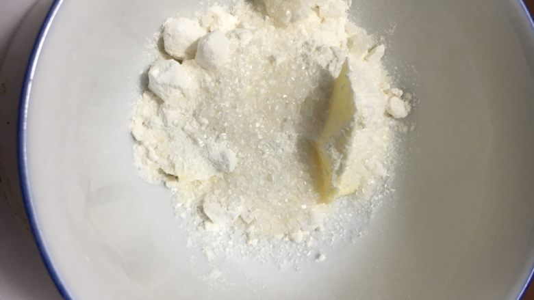 黄桃酥粒堡,再制作酥粒,把所有酥粒材料放在碗里