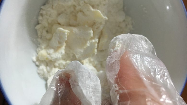 黄桃酥粒堡,用手抓捏融和