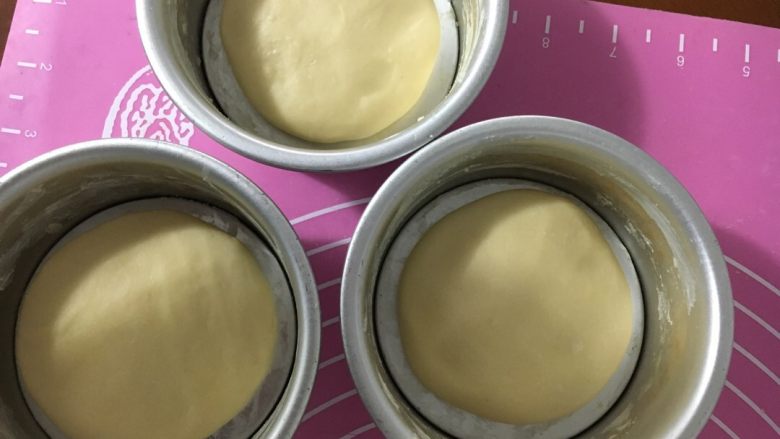 黄桃酥粒堡,把三个小面团分别放在模具里,压扁
