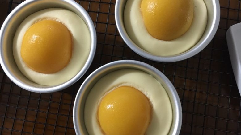 黄桃酥粒堡,把黄桃放在面团上,轻轻往下压进去点
