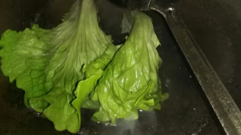 原汁凤尾虾,水开放菜叶烫一下消毒,不焯熟