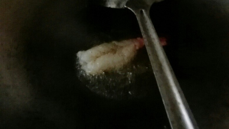 原汁凤尾虾,虾过油,一个一个来,正反都过油,时间不超过30秒,用小火