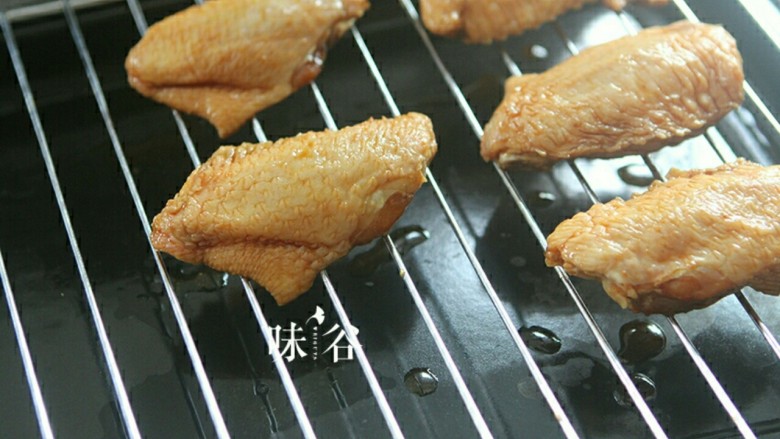 烤鸡翅,鸡翅在烤架上排好队,鸡翅放上层,底层放个烤盘接油,230°10分钟。