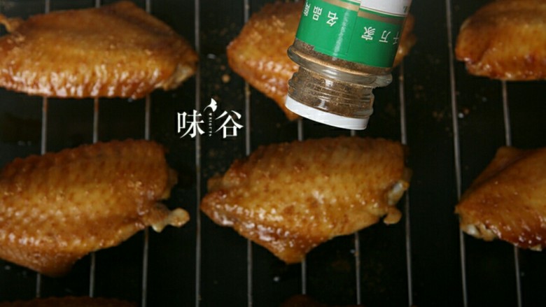 烤鸡翅,然后拖出来,洒上一层孜然粉。