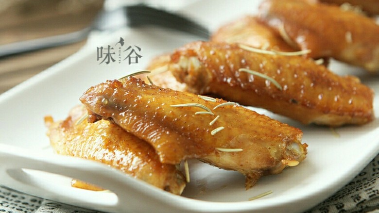 烤鸡翅,最后撒了些迷迭香的香料,香喷喷的鸡翅就烤好了!