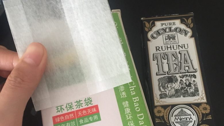珍珠奶茶【家庭版】,茶叶熬煮时容易散落 不利于撞茶 故用环保茶袋将<a style='color:red;display:inline-block;' href='/shicai/ 914'>红茶</a>叶装包