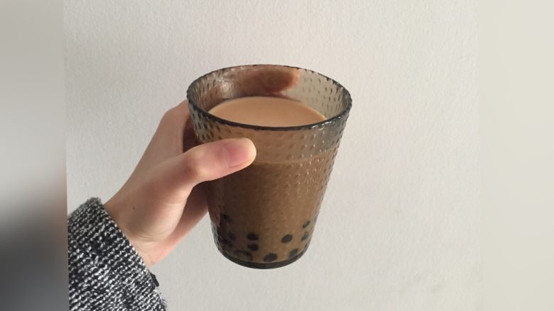 珍珠奶茶【家庭版】,喜欢喝冷饮的可将撞茶后的茶水倒入冰格中冷冻后取出 再进行茶水撞奶步骤 在奶茶中加入普通冰块容易淡化奶茶的味道