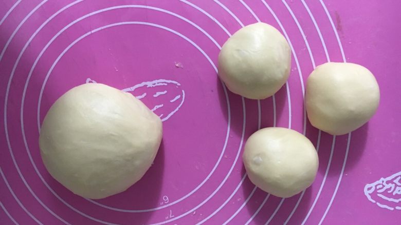 黄桃酥粒堡,分掉3个面团后,我还有一个比较大的面团哈,接着再来说说这个面团,再换种做法