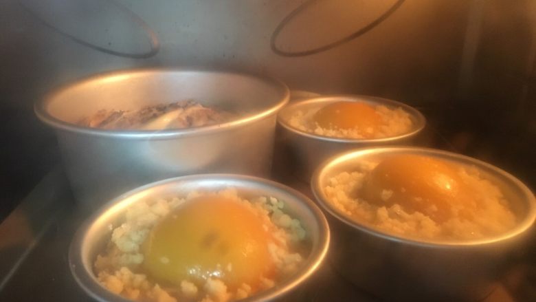 黄桃酥粒堡,烤箱预热160度,20到25分钟,看上色情况加盖锡纸