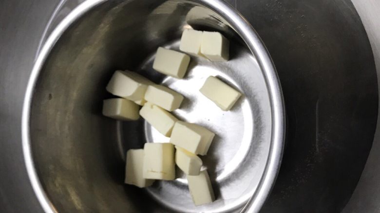 抹茶生巧,热水余温软化芝士,用打蛋器把芝士打至细滑