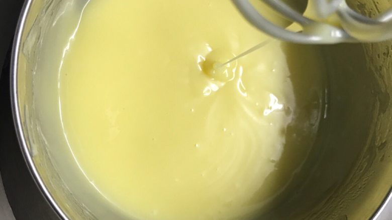 抹茶生巧,搅拌至黄油充分融化~
备注:在秤去黄油时一定要切成小块~便于融化