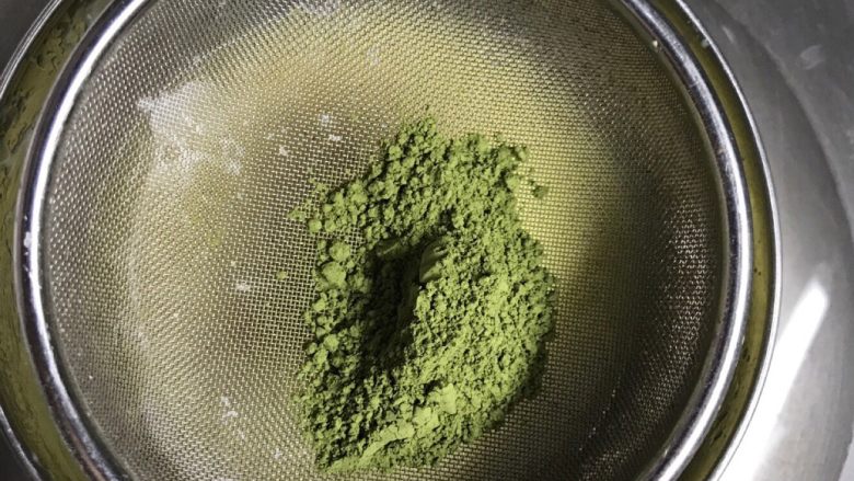 抹茶生巧,取网筛~筛入抹茶粉~一定要过筛加入~切记