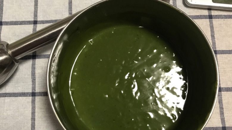 抹茶生巧,到达此步骤其实就算完成了~但想提高口感的话还可以再用手持料理机去搅拌~让其充分融合