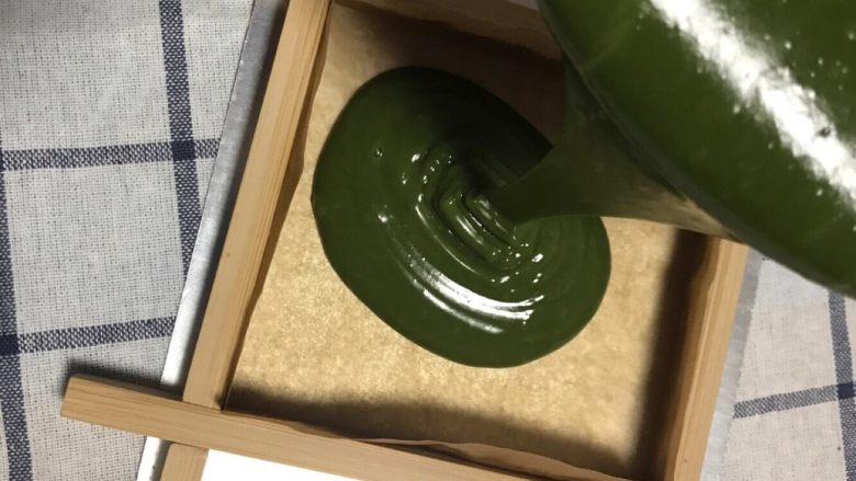 抹茶生巧,倒入准备好的磨具中
磨具中一定要垫油纸
p.s 这个磨具是我仿照豆腐作坊里,豆腐模子的原理定做的~是我要的尺寸~想要的可以私我