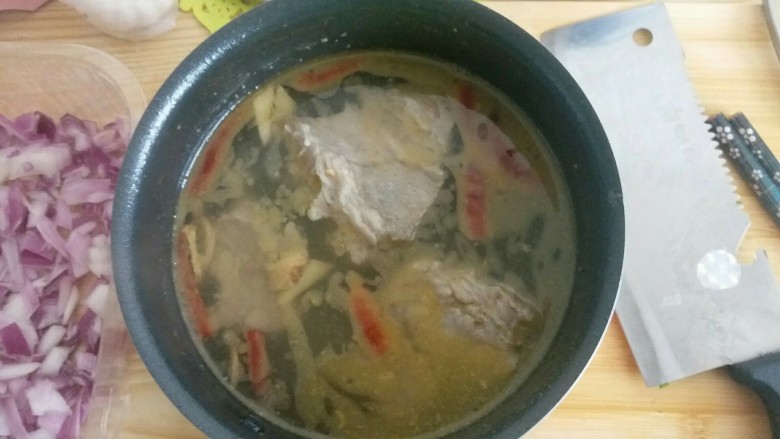牛腩咖喱饭,煮<a style='color:red;display:inline-block;' href='/shicai/ 218'>牛腩</a>，先把<a style='color:red;display:inline-block;' href='/shicai/ 218'>牛腩</a>切成三大块，放入锅中煮，加<a style='color:red;display:inline-block;' href='/shicai/ 2800'>生姜</a>，<a style='color:red;display:inline-block;' href='/shicai/ 866'>冰糖</a>，辣皮子，大约煮个30分钟到40分钟左右。