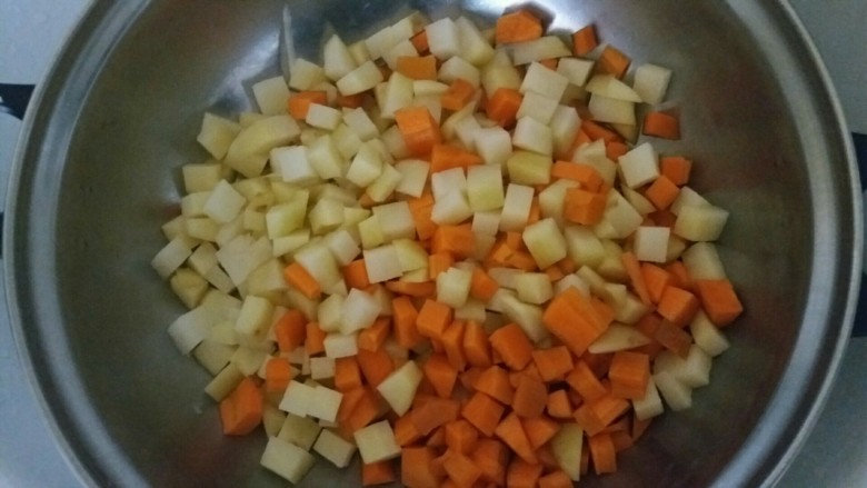 牛腩咖喱饭,把胡萝卜煮土豆煮半个钟头左右,煮的时候加入生姜,冰糖。