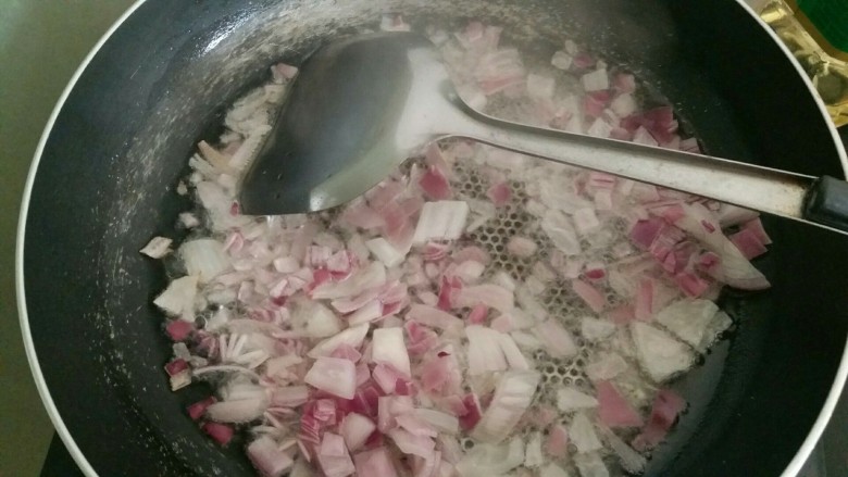 牛腩咖喱饭,翻遍洋葱,别炒黑了,差不多就行。