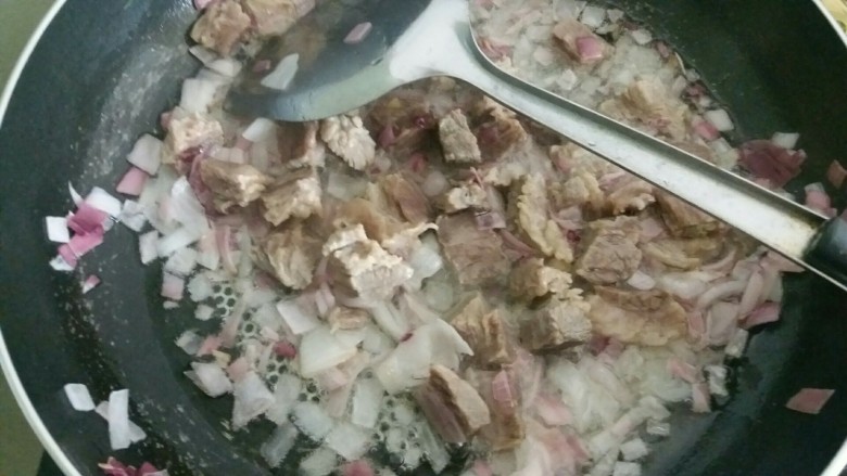 牛腩咖喱饭,在放入牛腩翻炒。